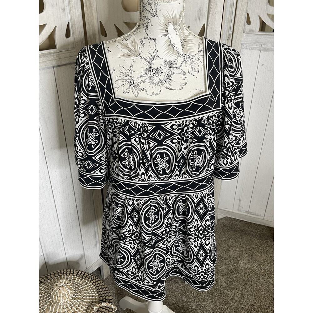 BCBG Maxazria Black White Floral Aztec Top Stretchy Peasant Large